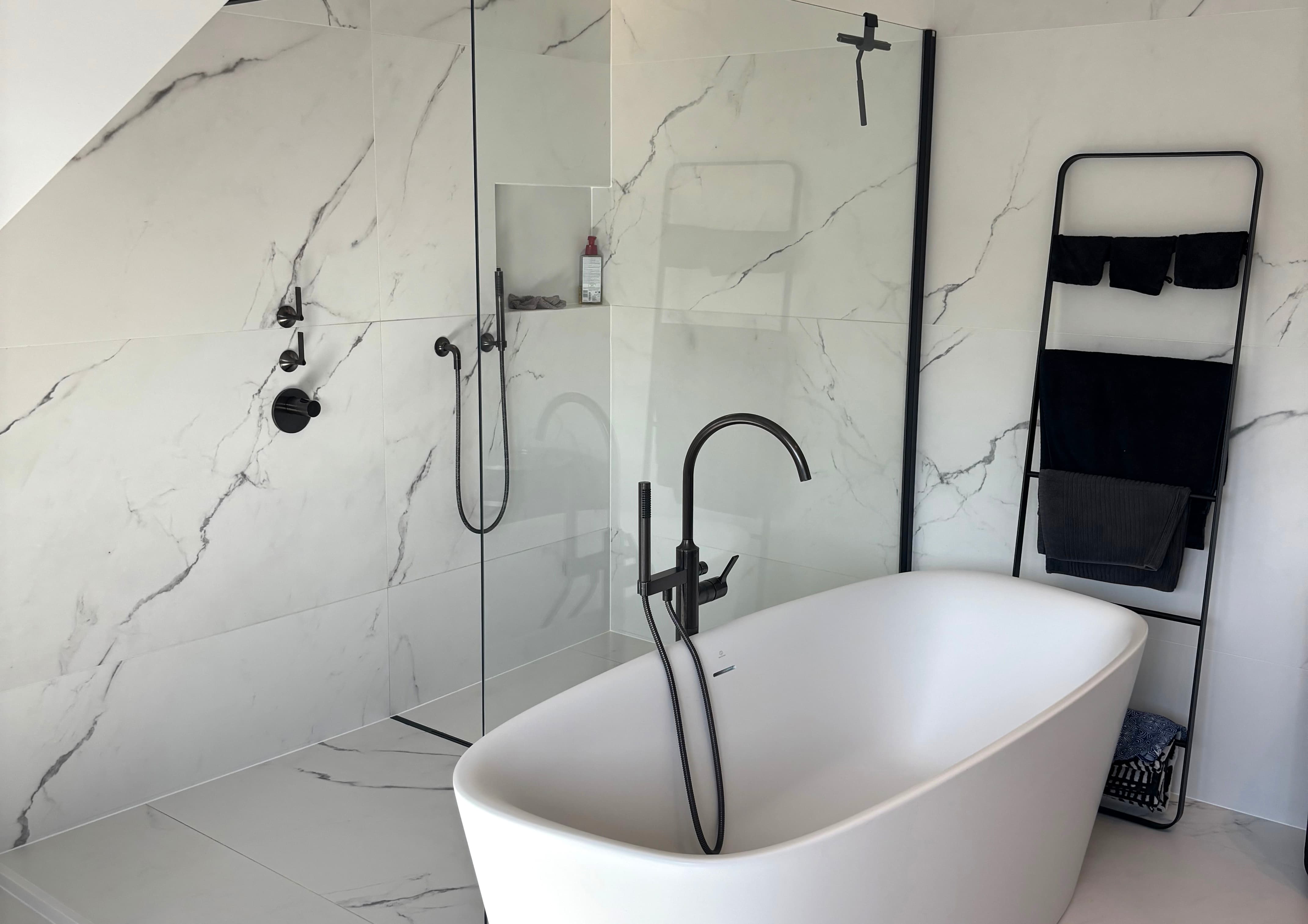 Een moderne badkamer in zwart en wit
